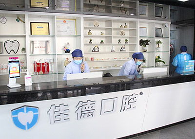 详述牙齿矫正的四种托槽？